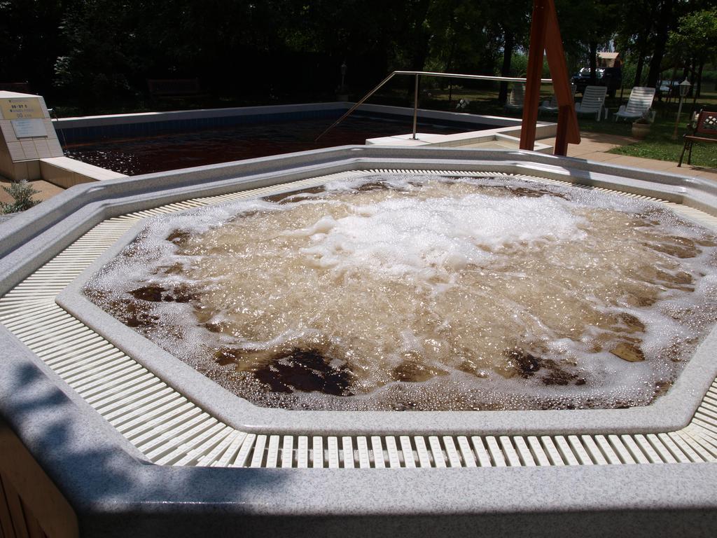 Arnyas Thermal Camping Es Ueduelopark Püspökladány Екстериор снимка