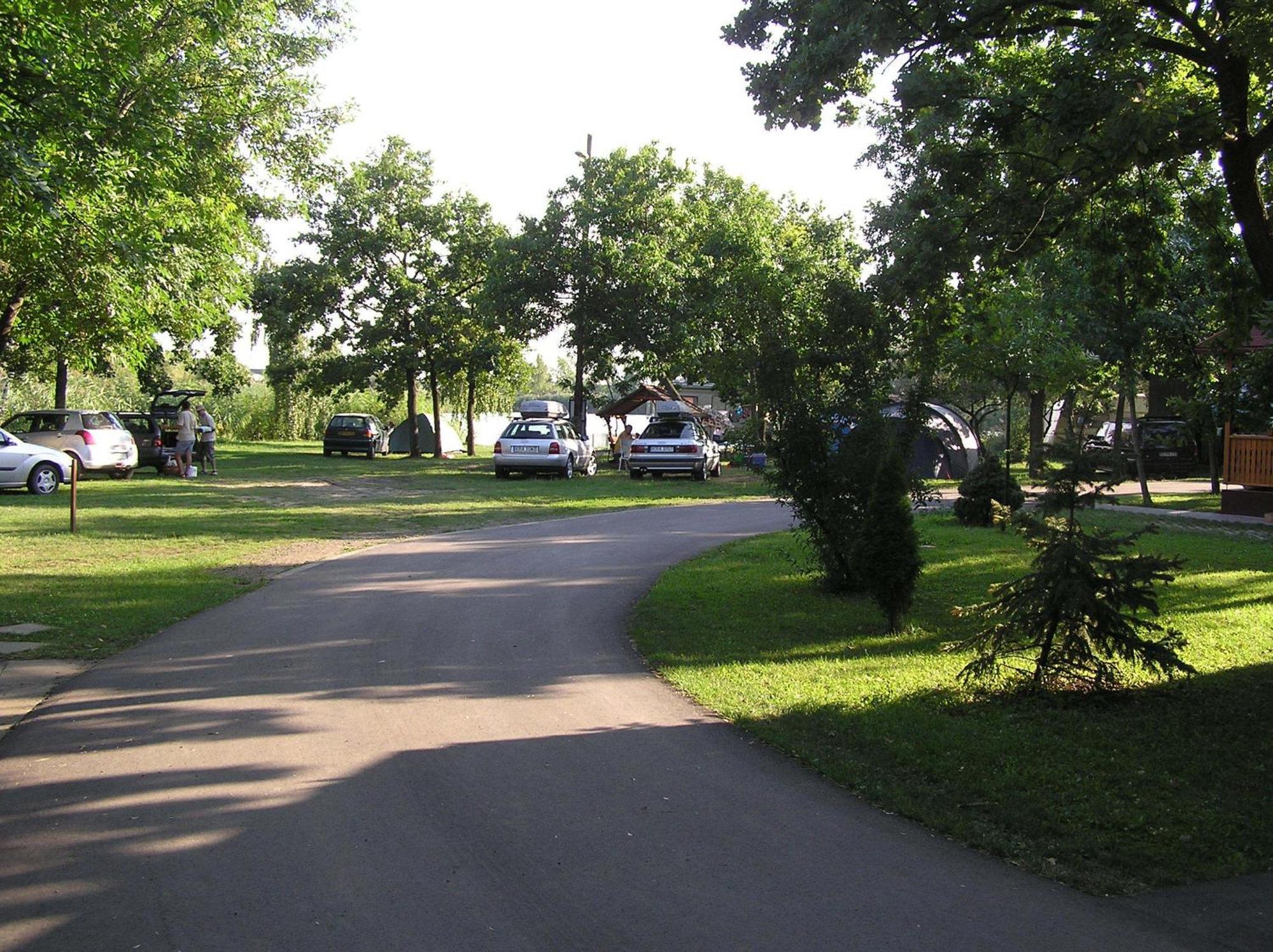 Arnyas Thermal Camping Es Ueduelopark Püspökladány Екстериор снимка